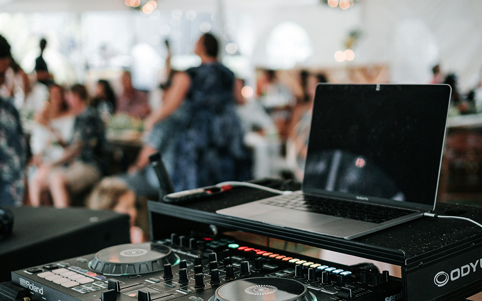 konsola DJ-ska, wesele w tle
