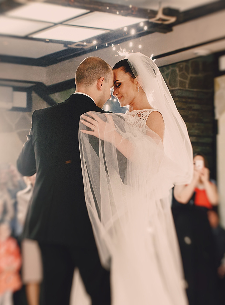 Młoda para tańczy pierwszy taniec na weselu